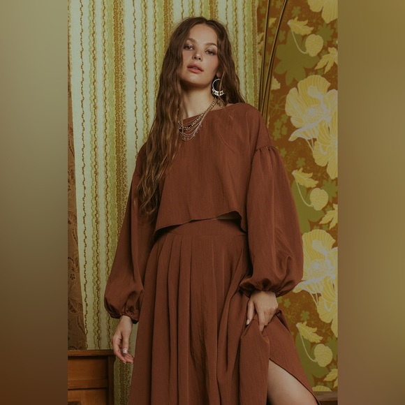 685. Solid Balloon Sleeve Top and Skirt Set in Brown - Picture 4 of 7